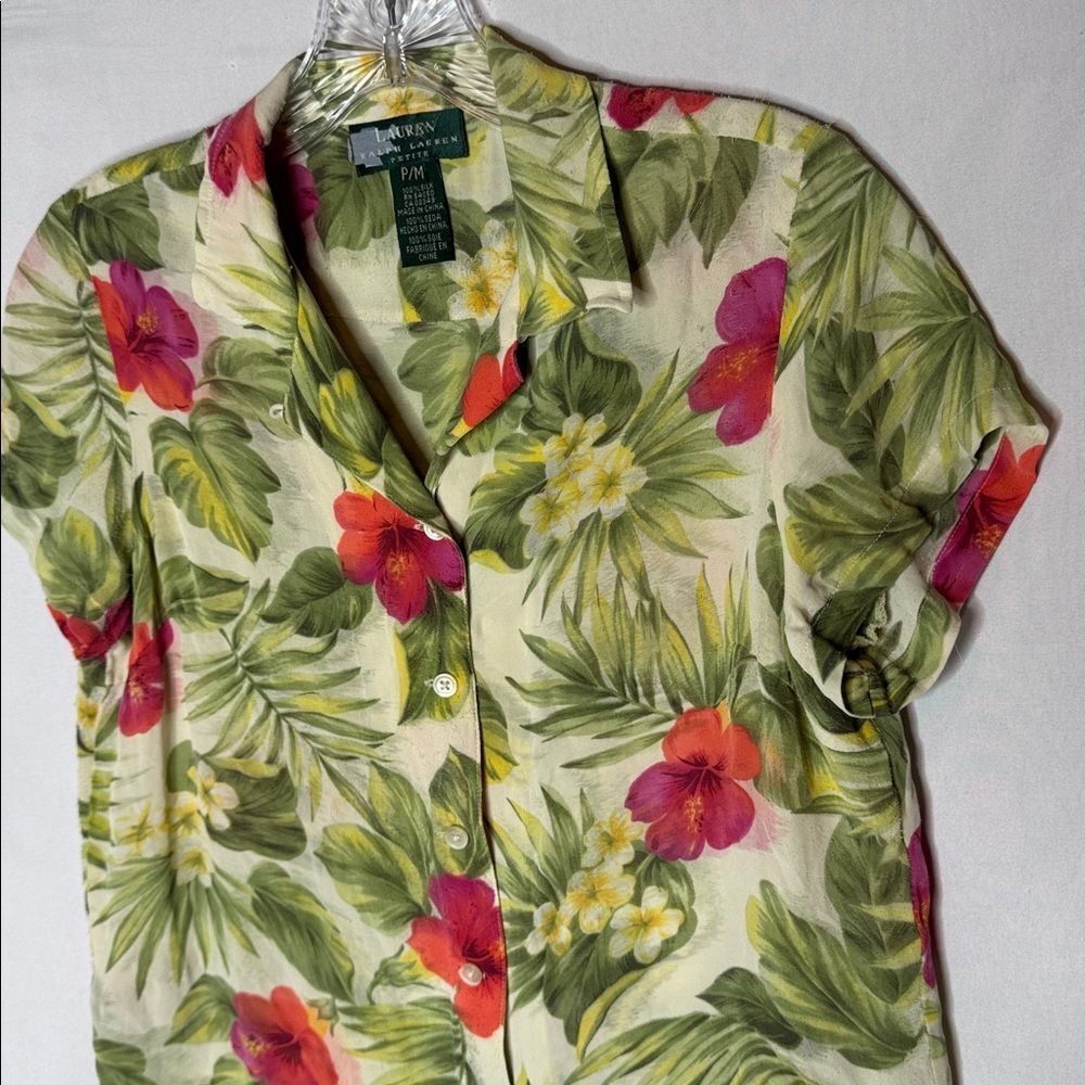 Ralph Lauren Y2K Vintage Floral Button-Down Shirt - Green, Red, Cream. Size MP. - Picture 2 of 7